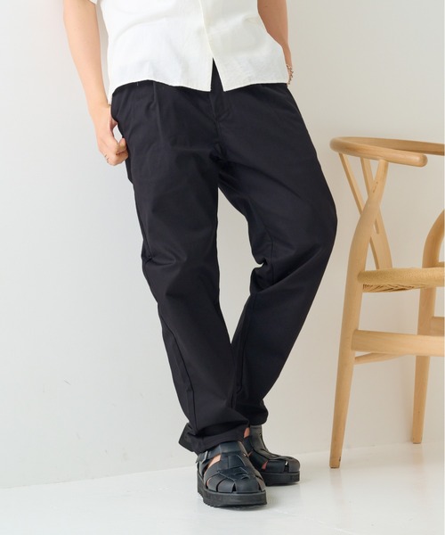 UNIVERSAL OVERALL(ユニバーサルオーバーオール)の「【UNIVERSAL OVERALL】Adictive TUCK TAPERD/アディクティブ タック テーパード パンツ(その他パンツ・メンズ・ブラック/チャコールグレー/グレイッシュベージュ・28/30/32/34/36)」の1枚目の写真