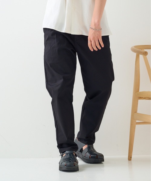 UNIVERSAL OVERALL(ユニバーサルオーバーオール)の「【UNIVERSAL OVERALL】Adictive TUCK TAPERD/アディクティブ タック テーパード パンツ(その他パンツ・メンズ・ブラック/チャコールグレー/グレイッシュベージュ・28/30/32/34/36)」の4枚目の写真
