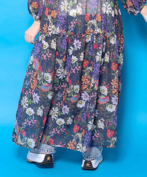 ScoLar（スカラー）の「ScoLar(スカラー) 花ネコ柄シアー素材ティアードシャツワンピ（シャツワンピース・レディース・ブラック/ネイビー・MEDIUM）」の9枚目の写真