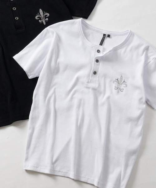 JOHN'S CLOSET（ジョンズクローゼット）の「【31】クロスモチーフ ラインストーン ジャストフィット ヘンリーネックTシャツ（Tシャツ/カットソー・メンズ・ブラック系2/ホワイト系2/ホワイト系1/ブラック系1・LARGE）」の2枚目の写真