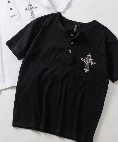 JOHN'S CLOSET（ジョンズクローゼット）の「【31】クロスモチーフ ラインストーン ジャストフィット ヘンリーネックTシャツ（Tシャツ/カットソー・メンズ・ブラック系2/ホワイト系2/ホワイト系1/ブラック系1・LARGE）」の3枚目の写真