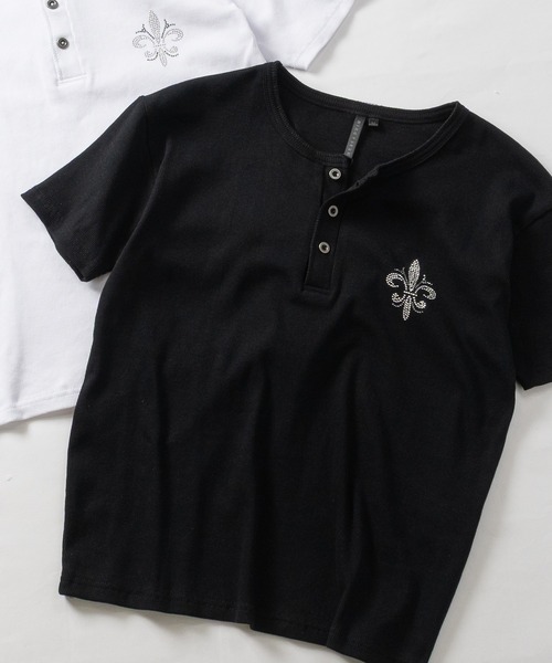 JOHN'S CLOSET（ジョンズクローゼット）の「【31】クロスモチーフ ラインストーン ジャストフィット ヘンリーネックTシャツ（Tシャツ/カットソー・メンズ・ブラック系2/ホワイト系2/ホワイト系1/ブラック系1・LARGE）」の4枚目の写真