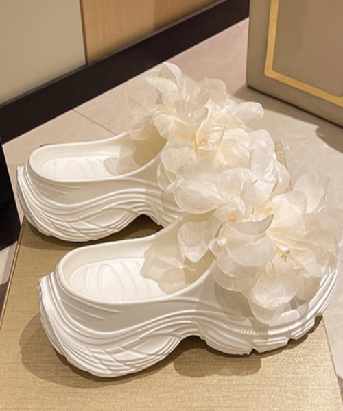 SHEPP(シープ)の「立体フラワー×パール 厚底ボリュームサンダル(サンダル・レディース・ブラック/ブラック系その他/ホワイト・L/M)」の8枚目の写真