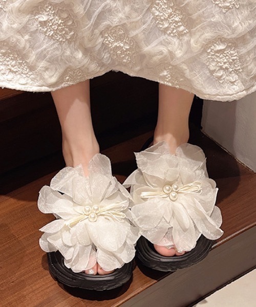 SHEPP(シープ)の「立体フラワー×パール 厚底ボリュームサンダル(サンダル・レディース・ブラック/ブラック系その他/ホワイト・L/M)」の14枚目の写真