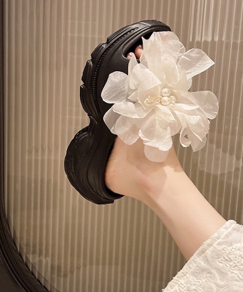 SHEPP(シープ)の「立体フラワー×パール 厚底ボリュームサンダル(サンダル・レディース・ブラック/ブラック系その他/ホワイト・L/M)」の15枚目の写真
