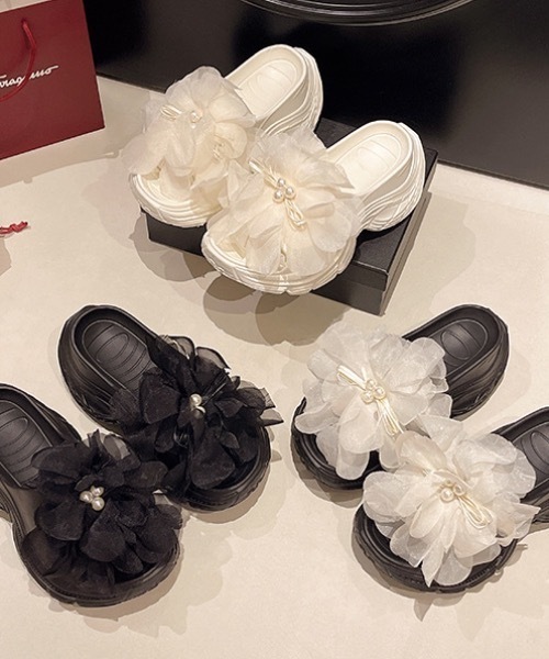 SHEPP(シープ)の「立体フラワー×パール 厚底ボリュームサンダル(サンダル・レディース・ブラック/ブラック系その他/ホワイト・L/M)」の16枚目の写真
