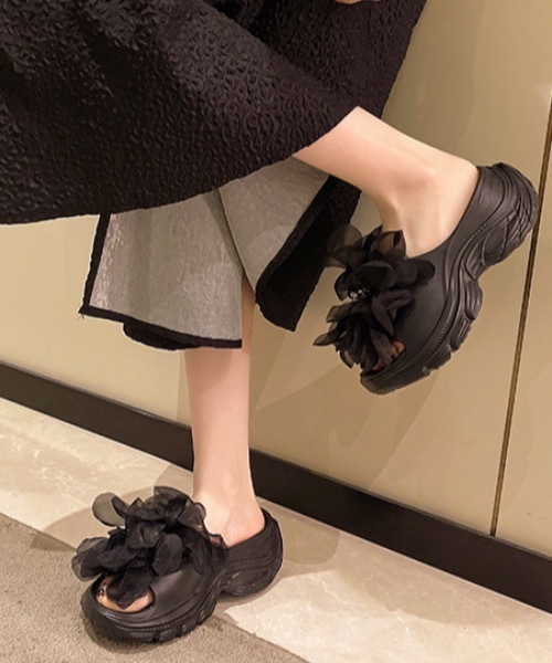 SHEPP(シープ)の「立体フラワー×パール 厚底ボリュームサンダル(サンダル・レディース・ブラック/ブラック系その他/ホワイト・L/M)」の12枚目の写真