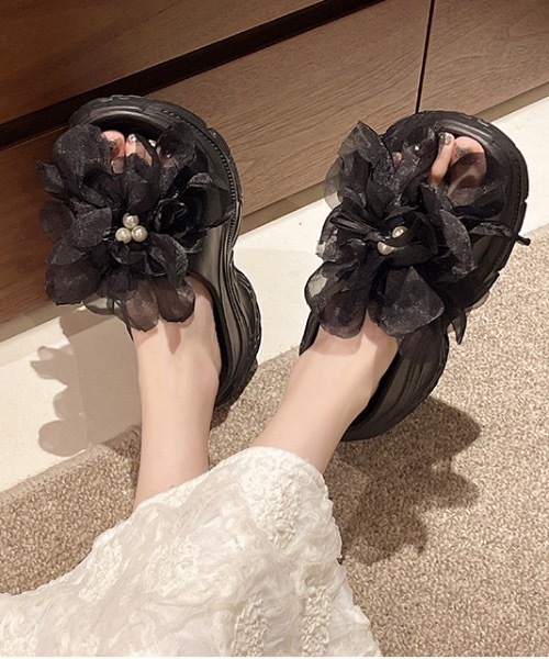 SHEPP(シープ)の「立体フラワー×パール 厚底ボリュームサンダル(サンダル・レディース・ブラック/ブラック系その他/ホワイト・L/M)」の11枚目の写真