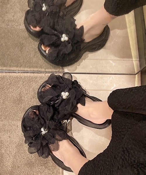SHEPP(シープ)の「立体フラワー×パール 厚底ボリュームサンダル(サンダル・レディース・ブラック/ブラック系その他/ホワイト・L/M)」の10枚目の写真