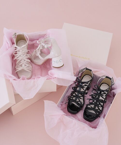 Maison de FLEUR(メゾンドフルール)の「エナメルリボンサンダル(サンダル・レディース・ライトピンク/ブラック・L/M/S)」の3枚目の写真