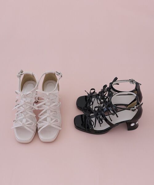 Maison de FLEUR(メゾンドフルール)の「エナメルリボンサンダル(サンダル・レディース・ライトピンク/ブラック・L/M/S)」の5枚目の写真