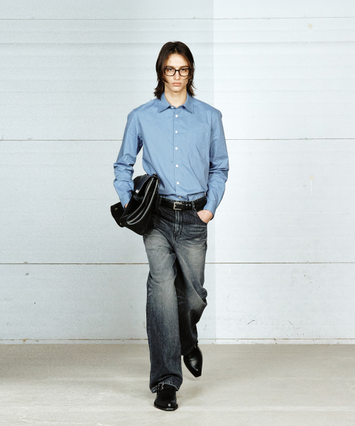 YUJI(ユジ)の「STANDARD MONO SHIRT BLUE(シャツ/ブラウス・レディース・ブルー・SMALL/MEDIUM/LARGE)」の2枚目の写真
