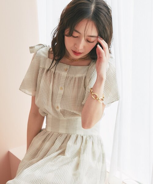 La boutique BonBon(ラブティックボンボン)の「【セットアップ可・お上品愛され】シアーチェックリボンショルダーブラウス(シャツ/ブラウス・レディース・サックスブルー/オフホワイト・FREE)」の3枚目の写真