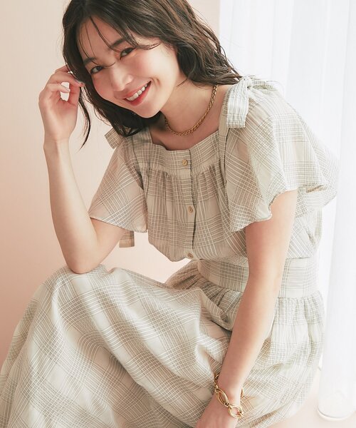 La boutique BonBon(ラブティックボンボン)の「【セットアップ可・お上品愛され】シアーチェックリボンショルダーブラウス(シャツ/ブラウス・レディース・サックスブルー/オフホワイト・FREE)」の4枚目の写真