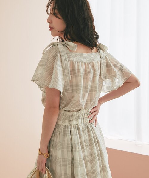 La boutique BonBon(ラブティックボンボン)の「【セットアップ可・お上品愛され】シアーチェックリボンショルダーブラウス(シャツ/ブラウス・レディース・サックスブルー/オフホワイト・FREE)」の7枚目の写真