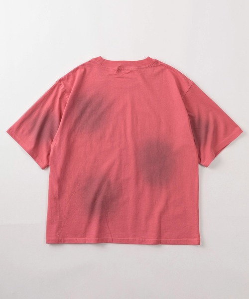 SlashDate（スラッシュデイト）の「【82】スプレー加工 カモフラ柄 グラフィックロゴ クルーネックTシャツ/ユニセックス/レディース/メンズ（Tシャツ/カットソー・メンズ・ブラック/アイボリー/カモフラージュ/ピンク・M/L）」の6枚目の写真