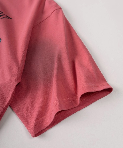 SlashDate（スラッシュデイト）の「【82】スプレー加工 カモフラ柄 グラフィックロゴ クルーネックTシャツ/ユニセックス/レディース/メンズ（Tシャツ/カットソー・メンズ・ブラック/アイボリー/カモフラージュ/ピンク・M/L）」の10枚目の写真