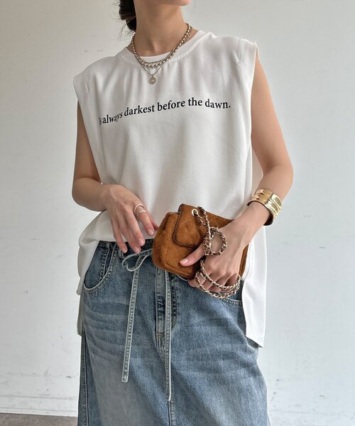 DouDou(ドゥドゥ)の「【WEB限定】ロゴプリントノースリーブトップス(Tシャツ/カットソー・レディース・オフホワイト/カーキ/ブラック・FREE)」の2枚目の写真