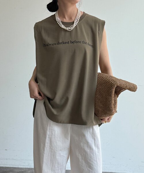 DouDou(ドゥドゥ)の「【WEB限定】ロゴプリントノースリーブトップス(Tシャツ/カットソー・レディース・オフホワイト/カーキ/ブラック・FREE)」の3枚目の写真