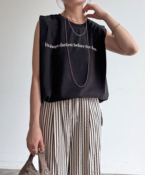 DouDou(ドゥドゥ)の「【WEB限定】ロゴプリントノースリーブトップス(Tシャツ/カットソー・レディース・オフホワイト/カーキ/ブラック・FREE)」の1枚目の写真