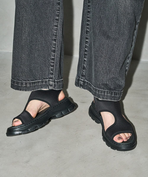 MOHI(モヒ)の「MOHI/モヒ asymmetry UT サンダル(サンダル・レディース・ブラック/ブラウン・23.5cm/24cm/23cm/24.5cm)」の4枚目の写真
