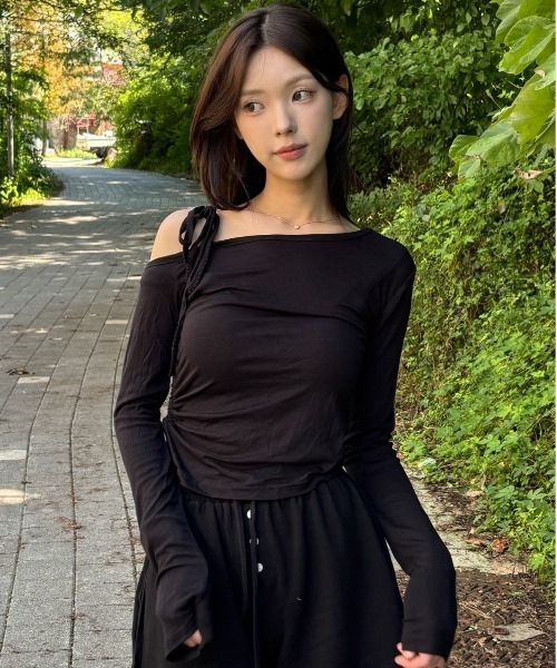 Vini(ヴィニ)の「ドローストリングデザイン オフショルダートップス(Tシャツ/カットソー・レディース・ブラック/グレー・MEDIUM)」の1枚目の写真