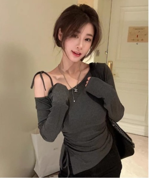 Vini(ヴィニ)の「ドローストリングデザイン オフショルダートップス(Tシャツ/カットソー・レディース・ブラック/グレー・MEDIUM)」の7枚目の写真