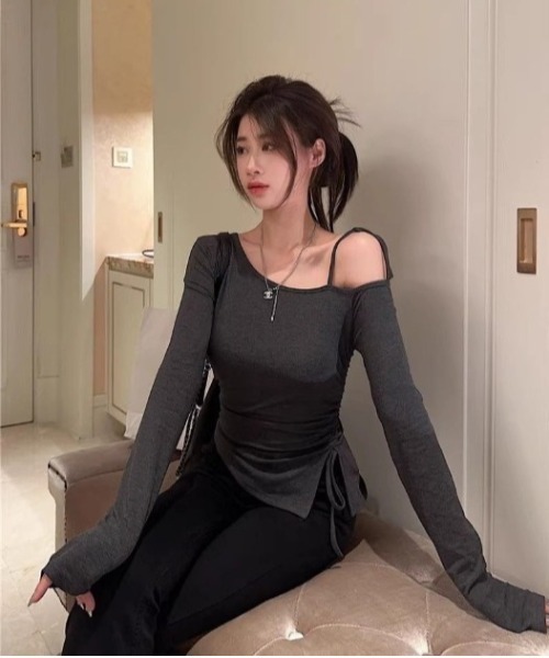 Vini(ヴィニ)の「ドローストリングデザイン オフショルダートップス(Tシャツ/カットソー・レディース・ブラック/グレー・MEDIUM)」の8枚目の写真