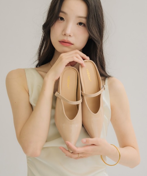NEUNA(ヌナ)の「【走れるミュール!】エナメルポインテッドトゥミュール(サンダル・レディース・ベビーピンク/ブラック・39/38/36)」の2枚目の写真