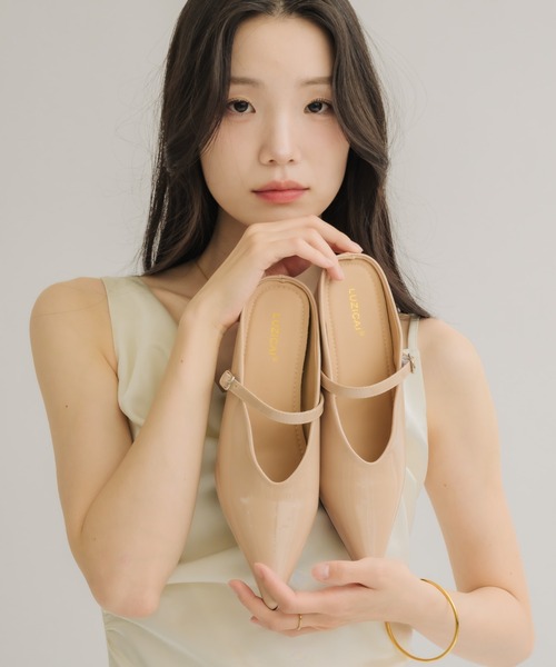 NEUNA(ヌナ)の「【走れるミュール!】エナメルポインテッドトゥミュール(サンダル・レディース・ベビーピンク/ブラック・39/38/36)」の14枚目の写真
