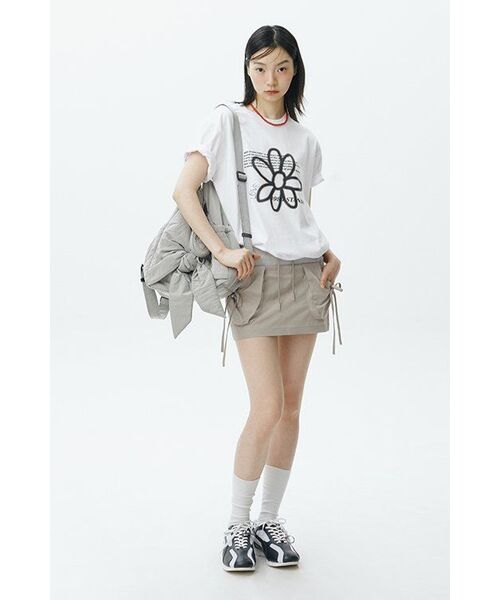 1989STANDARD(1989スタンダード)の「BW FLOWER クールコットンオーバーサイズ半袖(SISSTD-0034) S(Tシャツ/カットソー・レディース・ブルー/ブラック/アイボリー/ホワイト/ライトグレー/ネイビー・MEDIUM/LARGE/X-LARGE)」の14枚目の写真