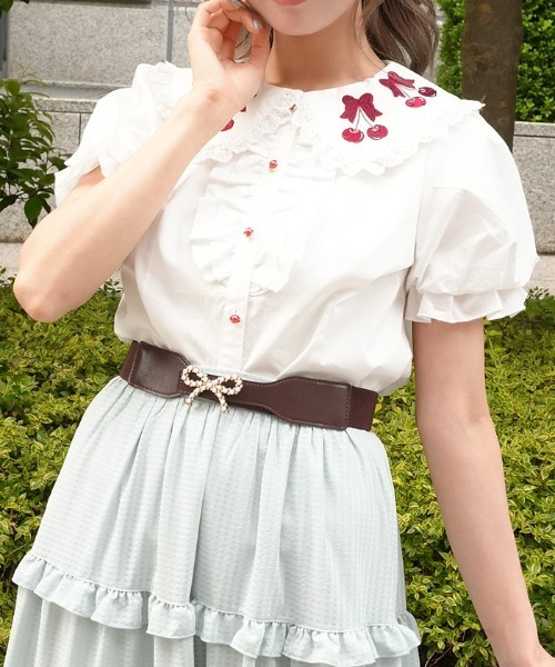 axes femme POETIQUE(アクシーズファムポエティック)の「チェリー刺繍コットンBL(シャツ/ブラウス・レディース・キナリ/ホワイト/ピンク・MEDIUM)」の2枚目の写真