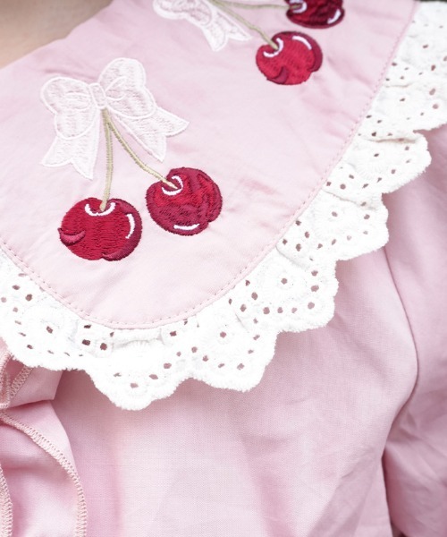 axes femme POETIQUE(アクシーズファムポエティック)の「チェリー刺繍コットンBL(シャツ/ブラウス・レディース・キナリ/ホワイト/ピンク・MEDIUM)」の9枚目の写真