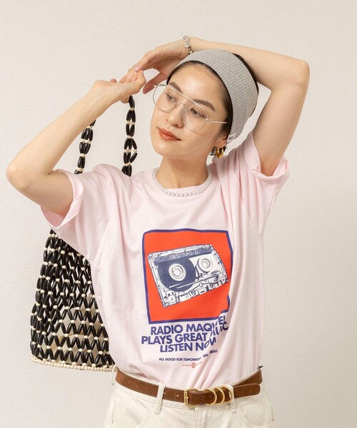 MAQWEL(マクウェル)の「【MAQWEL/マクウェル】ウォッシャブルRADIO Maqwel オープンエンドプリントTシャツ(Tシャツ/カットソー・レディース・ホワイト/ベビーピンク・FREE)」の2枚目の写真