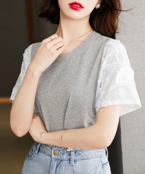 AMAJI(アマジ)の「刺繍切替 ラウンドネック Tシャツ(Tシャツ/カットソー・レディース・グレー・SMALL/MEDIUM/LARGE/X-LARGE)」の1枚目の写真