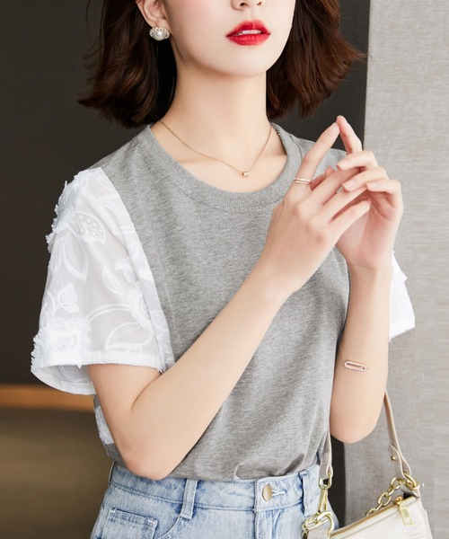 AMAJI(アマジ)の「刺繍切替 ラウンドネック Tシャツ(Tシャツ/カットソー・レディース・グレー・SMALL/MEDIUM/LARGE/X-LARGE)」の4枚目の写真