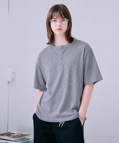NOTUSUAL(ノットユージュアル)の「ユーズアルワッフルヘンリーネック半袖Tシャツ3カラー(Tシャツ/カットソー・レディース・ライトグレー/ホワイト/ブラック・MEDIUM/LARGE/X-LARGE)」の6枚目の写真