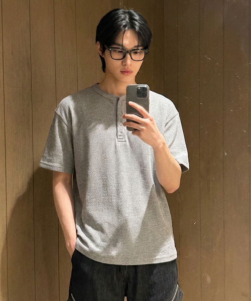 NOTUSUAL(ノットユージュアル)の「ユーズアルワッフルヘンリーネック半袖Tシャツ3カラー(Tシャツ/カットソー・レディース・ライトグレー/ホワイト/ブラック・MEDIUM/LARGE/X-LARGE)」の14枚目の写真