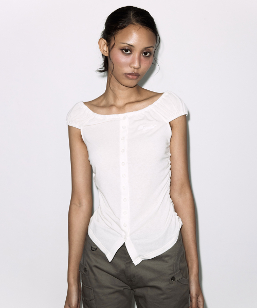 FANCY CLUB(ファンシークラブ)の「ソフトボタンオフショルダートップス (アイボリー) F26QB124(Tシャツ/カットソー・レディース・その他・ONE)」の1枚目の写真
