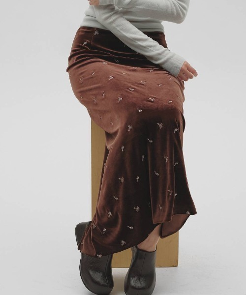 TODAYFUL(トゥデイフル)の「【TODAYFUL/トゥデイフル】Petit Flower Velour Skirt/プチフラワーベロアスカート(スカート・レディース・ブラウン/ブラック・36/38)」の4枚目の写真