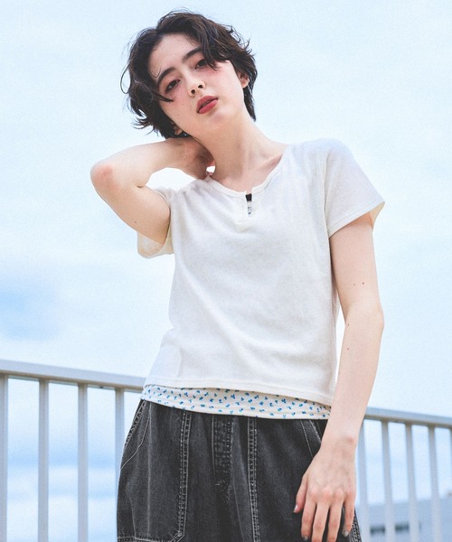 niko and...(ニコアンド)の「フェイクレイヤーヘンリーTシャツ(Tシャツ/カットソー・レディース・オフホワイト/チャコール/ブラック・LARGE/MEDIUM)」の2枚目の写真