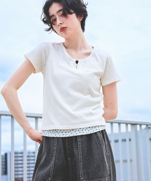 niko and...(ニコアンド)の「フェイクレイヤーヘンリーTシャツ(Tシャツ/カットソー・レディース・オフホワイト/チャコール/ブラック・LARGE/MEDIUM)」の9枚目の写真