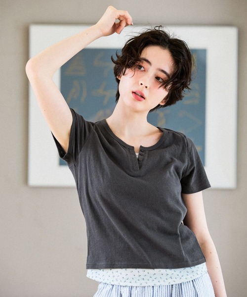 niko and...(ニコアンド)の「フェイクレイヤーヘンリーTシャツ(Tシャツ/カットソー・レディース・オフホワイト/チャコール/ブラック・LARGE/MEDIUM)」の7枚目の写真