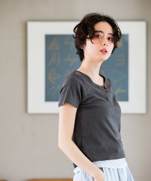 niko and...(ニコアンド)の「フェイクレイヤーヘンリーTシャツ(Tシャツ/カットソー・レディース・オフホワイト/チャコール/ブラック・LARGE/MEDIUM)」の6枚目の写真