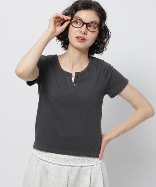 niko and...(ニコアンド)の「フェイクレイヤーヘンリーTシャツ(Tシャツ/カットソー・レディース・オフホワイト/チャコール/ブラック・LARGE/MEDIUM)」の22枚目の写真