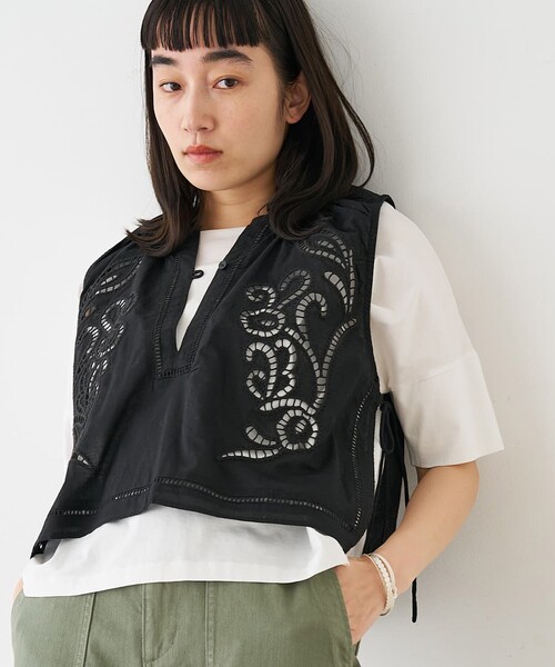 collex(コレックス)の「カットワーク刺繍サイドリボンベスト(ベスト・レディース・ホワイト/ブラック・フリー)」の15枚目の写真