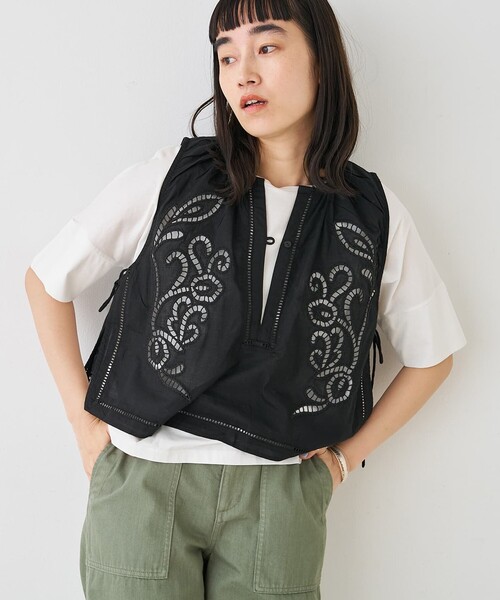 collex(コレックス)の「カットワーク刺繍サイドリボンベスト(ベスト・レディース・ホワイト/ブラック・フリー)」の16枚目の写真
