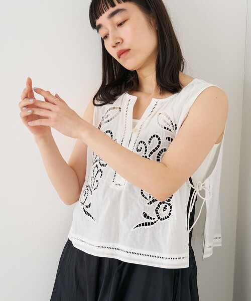 collex(コレックス)の「カットワーク刺繍サイドリボンベスト(ベスト・レディース・ホワイト/ブラック・フリー)」の20枚目の写真