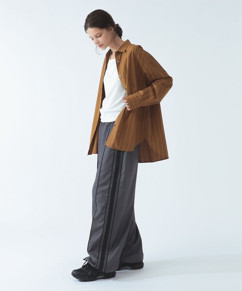 Ray BEAMS(レイビームス)の「ストライプ レギュラーカラー ビッグ シャツ(シャツ/ブラウス・レディース・ブルー/ブラウン・ONE SIZE)」の4枚目の写真