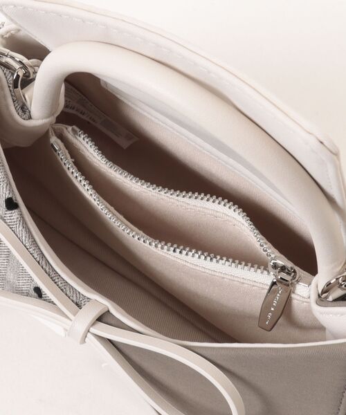 CHARLES & KEITH(チャールズ & キース)の「Hazel ヘーゼル ストライプ ボウパネルド ハンドルバッグ(ハンドバッグ・レディース・ライトベージュ/ライトピンク・S)」の14枚目の写真